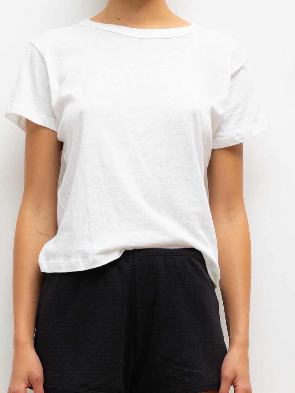 LESET Laura Margo Lightweight White Classic Crew Neck slightly Crop Tee Sz XS